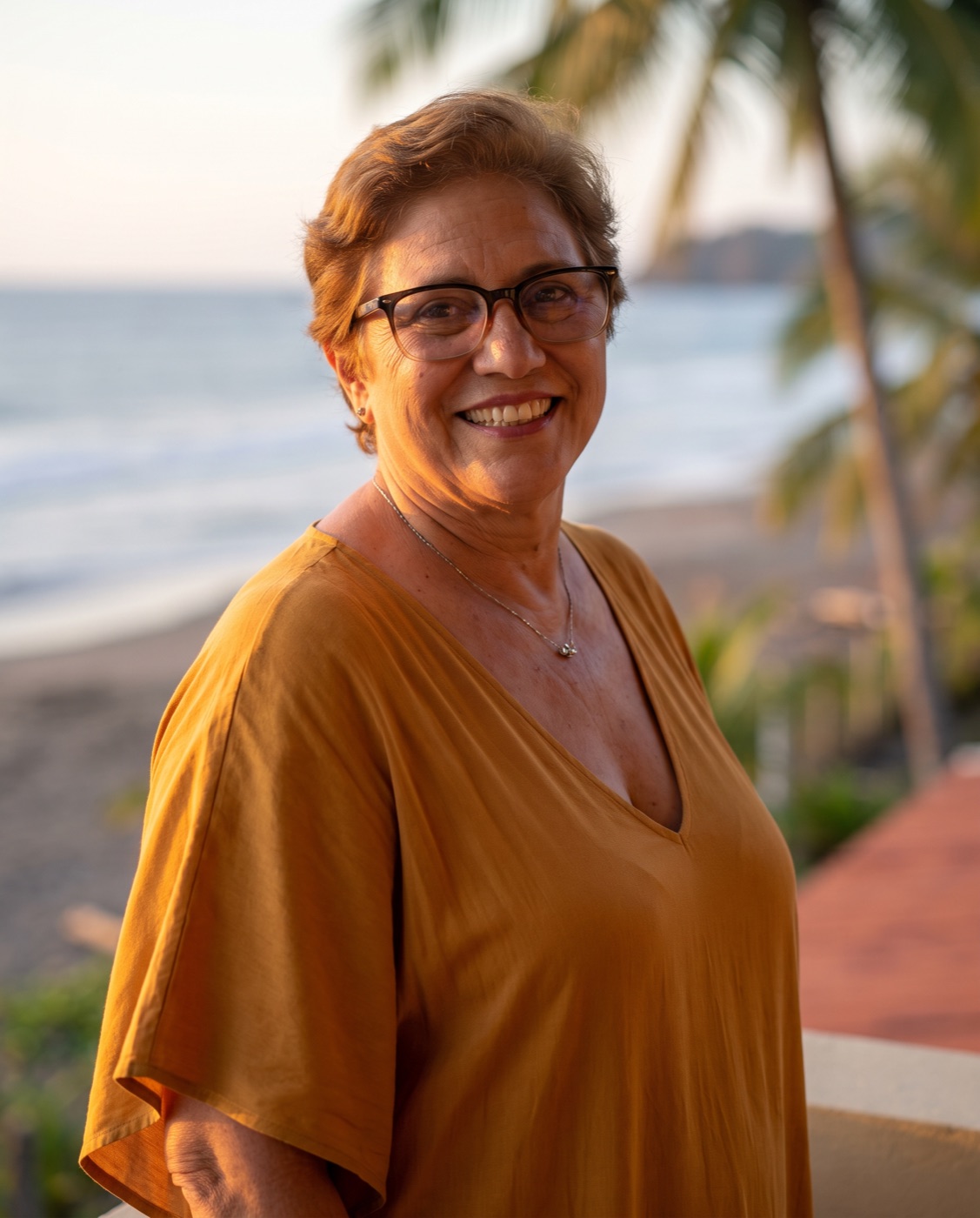 Mami sonriendo frente al mar